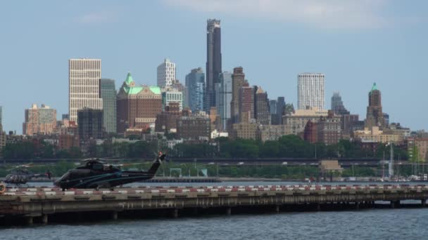 Aterragem Helicóptero Uma Plataforma Manhattan Nova York — Vídeo de Stock