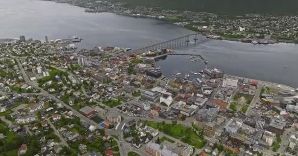 Troms Norge Flygande Fåglar Blicken Panorering Över Tromsya Från Tromsysundet — Stockvideo