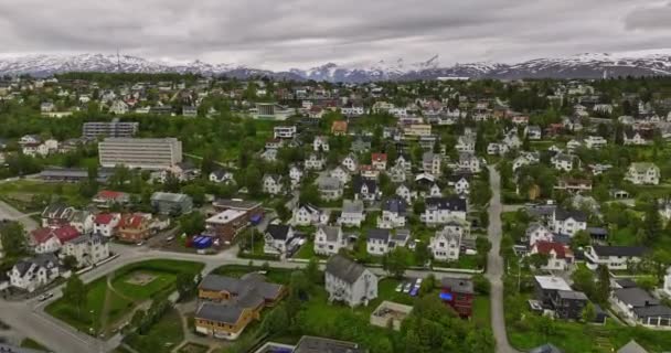 Troms Norway Aerial Low Level Drone Flyover Forhpningen Barrio Residencial — Vídeos de Stock