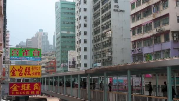 Pejalan Kaki Dan Komuter Cina Berjalan Jembatan Tinggi Distrik Kowloon — Stok Video