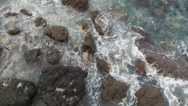 Волны Разбивающиеся Скалы Вид Сверху Выстрел Дрона — стоковое видео