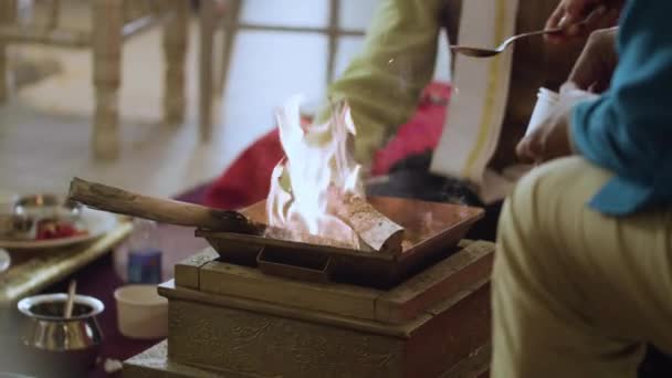 Ритуал Огня Граха Шанти Пуджа Индийской Предсвадебной Церемонии Крупный План — стоковое видео