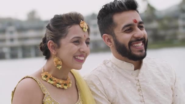 Braut Und Bräutigam Bei Der Haldi Zeremonie Für Ihre Indische — Stockvideo