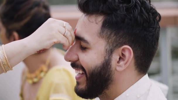 Egy Aki Piros Pöttyöt Húz Vőlegény Homlokára Indiai Esküvő Hetén — Stock videók