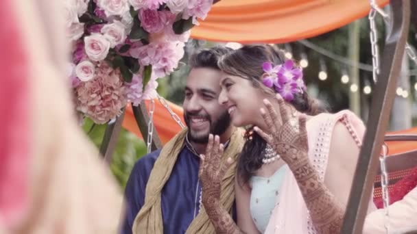 浪漫而快乐的一对夫妇在他们的婚礼周的Mehndi功能 特写镜头 — 图库视频影像