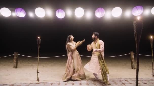 Noiva Noivo Dançando Durante Função Sangeet Pré Casamento Ampliar — Vídeo de Stock