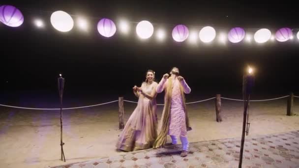 Happy Couple Dancing Sangeet Musical Party Під Час Індійського Весільного — стокове відео