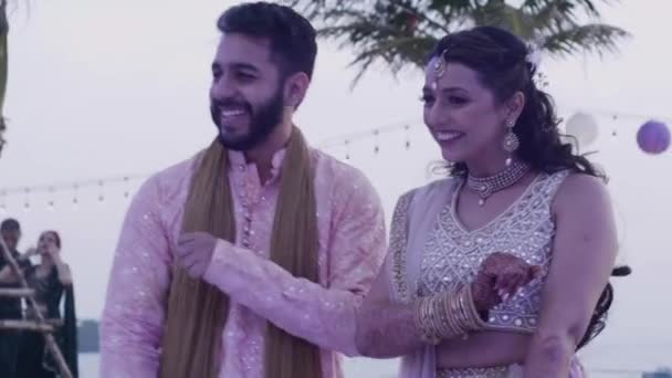 在印度婚礼周期间 快乐的订婚的印度夫妇在Sangeet仪式上共舞 慢动作 — 图库视频影像