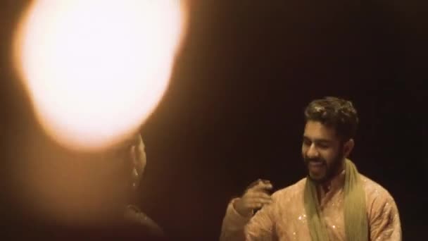 Portrét Indického Páru Šťastně Tančící Během Obřadu Sangeet Pro Jejich — Stock video