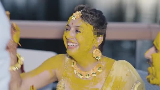 India Bride Turmeric Paste Applied Her Face Having Family Friends — Stok Video