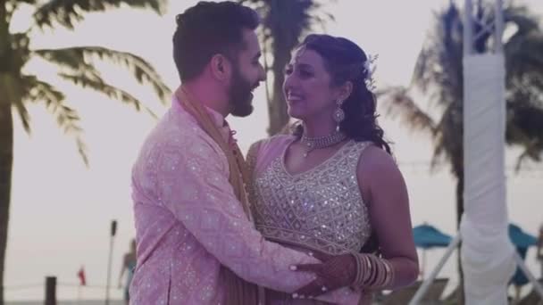 Romantický Pár Při Pohledu Sebe Během Obřadu Sangeet Pro Indickou — Stock video