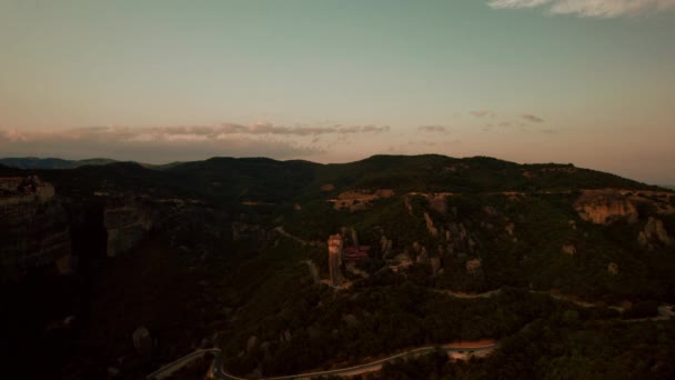 Meteora大型石柱顶上东正教修道院的日落天线 — 图库视频影像