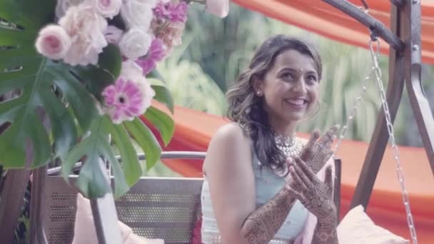 Indická Nevěsta Ukazuje Její Mehndi Umění Během Svatebního Týdne Střední — Stock video