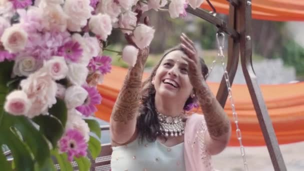Retrato Una Novia Encantadora Durante Fiesta Mehndi Para Semana Bodas — Vídeos de Stock
