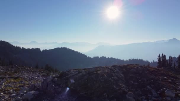 公元前4K年加拿大不来尔山高山风景秀丽的山顶湖与太阳的空中美景 — 图库视频影像