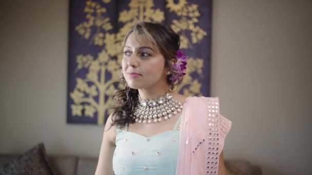 Kedves Indiai Menyasszony Mosolyog Kamera Előtt Mehndi Funkción Esküvőjén Közepes — Stock videók