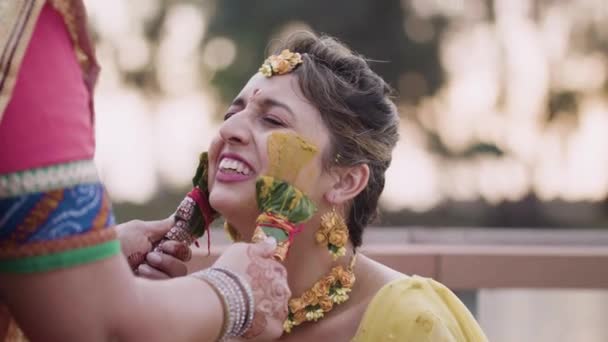Традиционная Предсвадебная Церемония Нанесением Куркумы Невесту Индийской Свадьбе Закрыть — стоковое видео