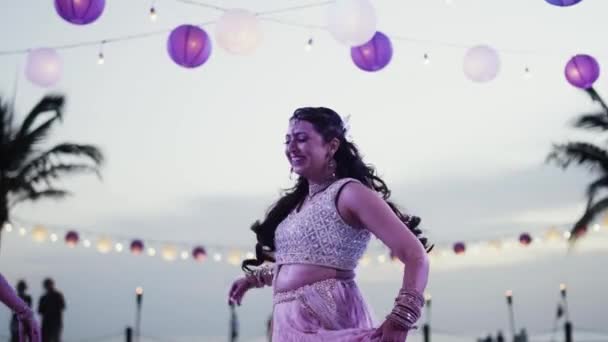 Танец Невесты Свадьбе Индии Средний Снимок — стоковое видео