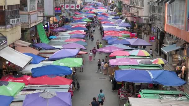 행상인들 상품을 상점들이 거리의 노점들을 산책하는 — 비디오