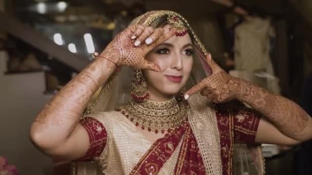 結婚式の日にカメラにポーズをとる美しいインドの花嫁 閉じろ — ストック動画