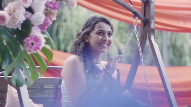 Fröhliche Indische Braut Zeigt Ihre Arme Und Hände Mit Mehndi — Stockvideo
