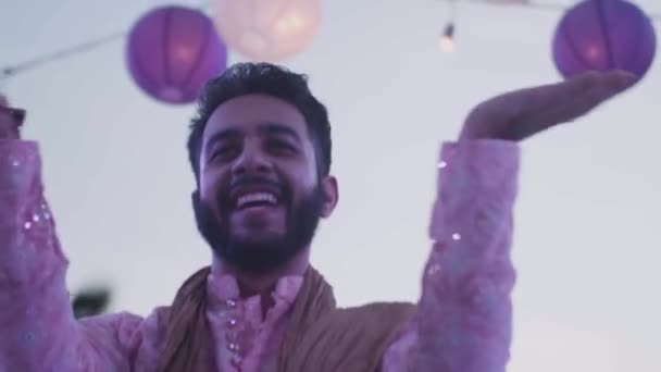Happy Indian Groom Dancing Sangeet Ceremony Μεσαία Βολή — Αρχείο Βίντεο