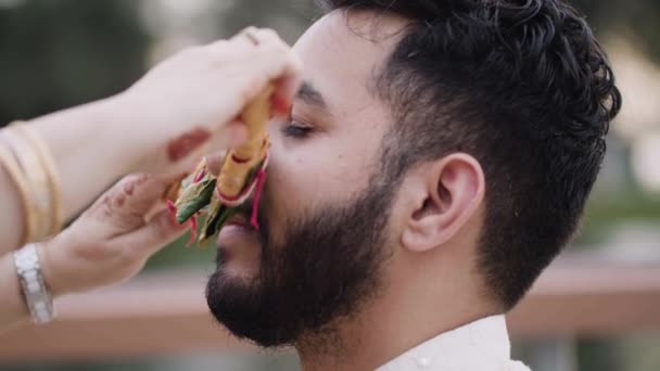 Indian Groom Durante Cerimônia Haldi Para Sua Semana Casamento Indiano — Vídeo de Stock
