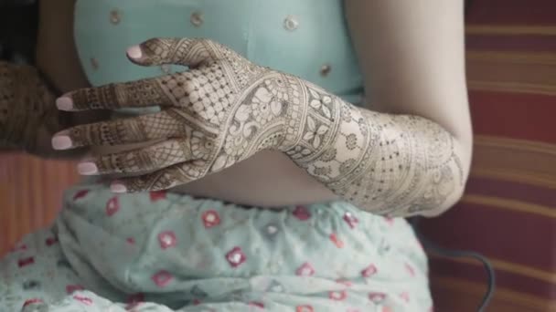 Мехнди Рисует Руках Невесты Индийской Свадьбы Крупный План — стоковое видео