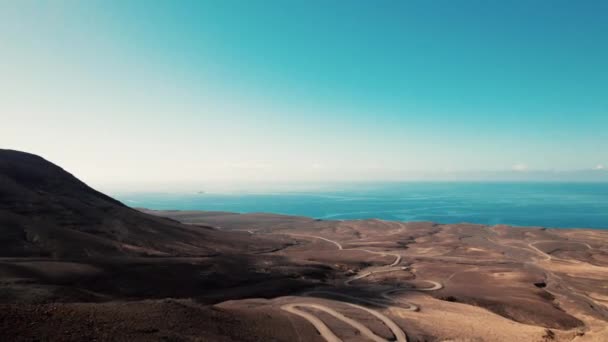 Strada Sterrata Attraverso Paesaggio Brullo Conduce Playa Cofete Fuerteventura Drone — Video Stock