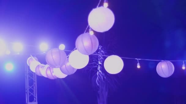 Světle Fialové Lucerny Visící Během Svatebního Ceremoniálu Nízký Úhel — Stock video