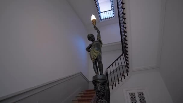 Escada Com Intrincado Newel Madeira Menino Segurando Lâmpada — Vídeo de Stock