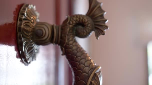 非常に複雑な真鍮龍のドアハンドルのマクロパンニングショット — ストック動画