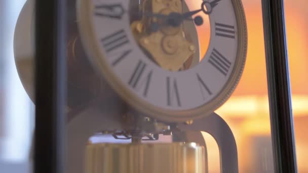 Relógio Pêndulo Antigo Vintage Com Algarismos Romanos Close — Vídeo de Stock