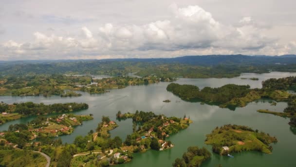 Воздушный Беспилотник Видение Над Озерами Островами Гуатапе Вблизи Медельин Колумбия — стоковое видео
