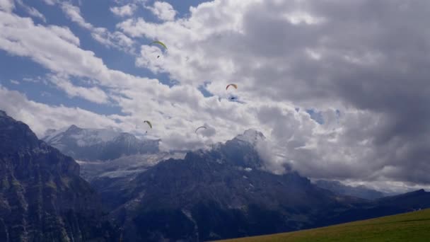 Paragliderler Sviçre Alplerinde Süzülüyorlar — Stok video