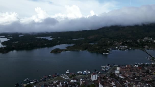 Εναέρια Drone Πετούν Πάνω Από Guatape Πόλη Hills Medellin Κολομβία — Αρχείο Βίντεο