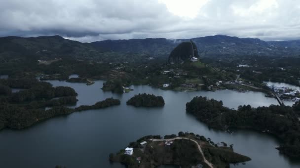 Piedra Del Penol Εναέρια Drone Πετώντας Κοντά Στο Φυσικό Παράδεισο — Αρχείο Βίντεο