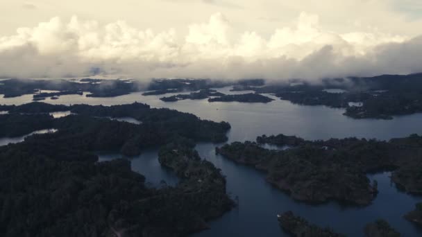 Drone Aéreo Acima Das Ilhas Lago Guatape Medellín Colômbia Sob — Vídeo de Stock