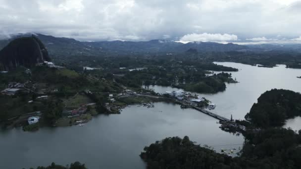 Tourist Village Guatape Colombia Prachtig Uitzicht Piedra Del Peol Met — Stockvideo