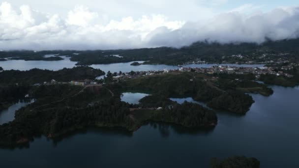 ガタペ島の曇りの朝村メデリンコロンビア 昼間の結晶水の反射の上の風景空中ドローン — ストック動画