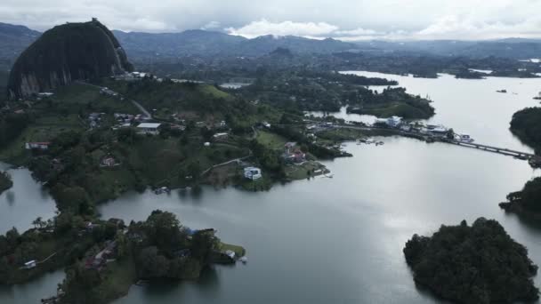 Vliegtuig Drone Flying Boven Piedra Del Penol Guatape Landschap Medellin — Stockvideo