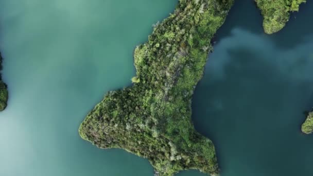 Isla Turquesa Verde Azul Lago Divino Drone Aéreo Volando Sobre — Vídeo de stock