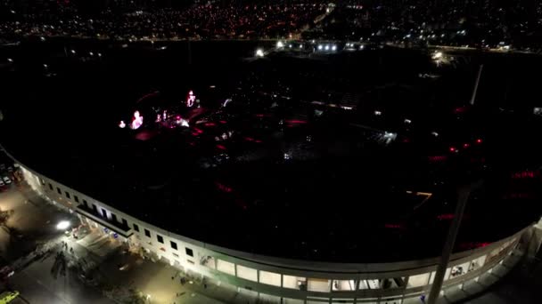 Вид Воздуха Большой Концерт Ночью Стадионе Открытым Небом Центре Города — стоковое видео