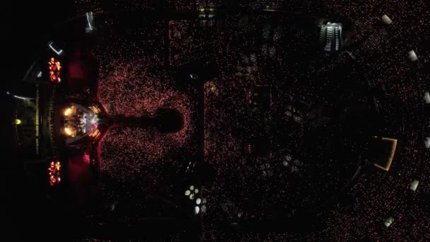 Büyük Bir Stadyumdaki Konserin Keyfini Çıkaran Binlerce Taraftarı Aydınlatan Sofistike — Stok video