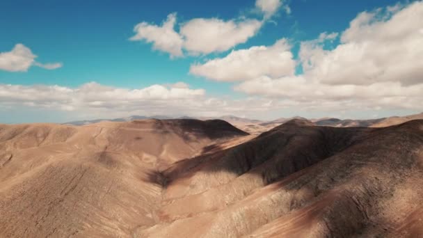 Aerial Pan Άγονο Και Έρημο Τοπίο Mirador Astronomico Fuerteventura — Αρχείο Βίντεο
