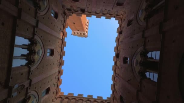 Turning View Courtyard Palazzo Pubblico Its Torre Del Mangia Shell — Stock Video