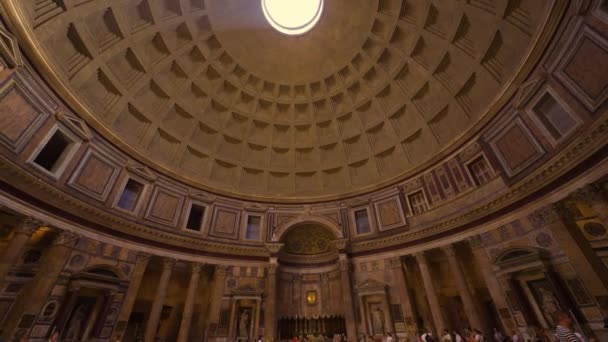 万神殿 Pantheon 是意大利罗马的一座古罗马神庙 它有一个圆顶 圆顶上有一个通向天空的中央开口 建造两千年后 它的穹顶仍然是最大的未经加固的穹顶 — 图库视频影像