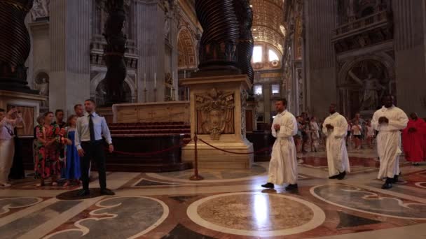 圣彼得大教堂 Saint Peter Basilica 意大利罗马梵蒂冈的一座教堂 像米开朗基罗这样的许多艺术家的文艺复兴建筑 它是这个时代最伟大的建筑 也是世界上最大的教堂 — 图库视频影像