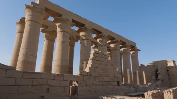 Ruinen Einer Majestätischen Kolonnade Luxor Tempel Ägypten Vor Blauem Himmel — Stockvideo