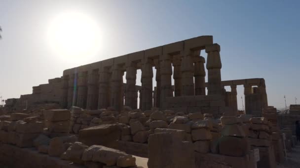 Silueta Luxorského Chrámu Slunečními Paprsky Panning Shot Columns Ruins Egypt — Stock video